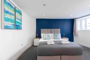 Large Period 2-Bed Apartment Close to Town