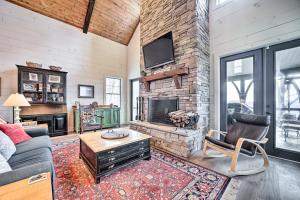 On 22 Acres! Mtn-View Cullowhee Craftsman Retreat