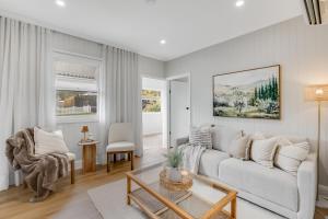 Bluewood Cottage - Cozy Charm, Steps from the City