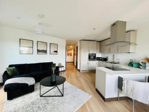 Superb Apartment In Maidstone With Balcony View - Private Parking