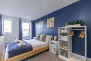 5 bed - Quiet Twin Homes: 5 Beds, 3 Baths & Parking For 3