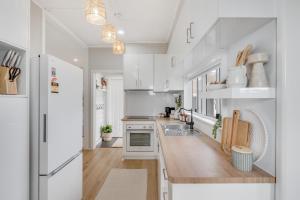 Bluewood Cottage - Cozy Charm, Steps from the City