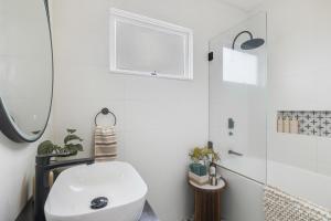 Bluewood Cottage - Cozy Charm, Steps from the City