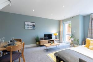 Peaceful & Spacious 2 Bed Home in Cheltenham