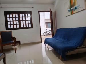 CASA EM CONDOMÍNIO- PRAIAS TOMBO E ASTÚRIAS NO GUARUJÁ - 2 quartos - 2 banheiros- ar cond - quintal - churrasqueira