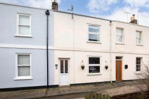 Beautiful Bath Road Retreat with Log Burner