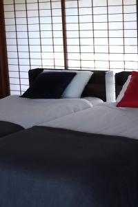 釜炒り茶の宿陽だまりTraditional Japanese house near Kumano Kodo and Nachi Falls with parking bikes garden and onsite tea house