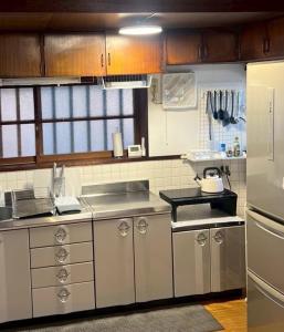 釜炒り茶の宿陽だまりTraditional Japanese house near Kumano Kodo and Nachi Falls with parking bikes garden and onsite tea house