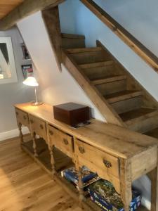 The Studio, spacious riverside property in Ludlow with private parking