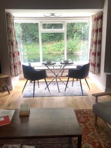 The Studio, spacious riverside property in Ludlow with private parking