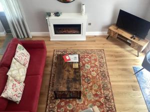 The Studio, spacious riverside property in Ludlow with private parking