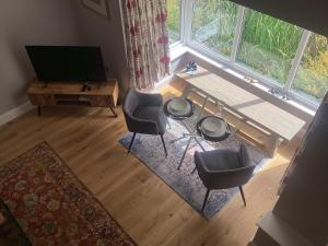 The Studio, spacious riverside property in Ludlow with private parking