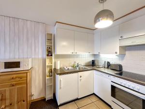 Les Mayens de lOurs - At the foot of Piste de lOurs slope!