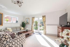 Tranquil Home on Leckhampton Hill with EV Charger