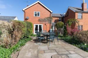 Tranquil Two Bedroom Home on Leckhampton Hill