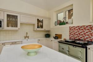 Manor House, Salcombe, sleeps 6, with parking