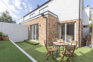 Contemporary 2-Bed 2-Bath Home with Parking