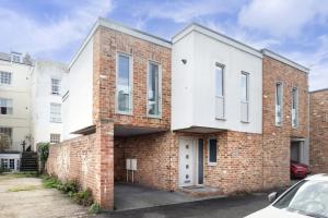 Contemporary 2-Bed 2-Bath Home with Parking