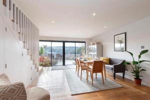 Cotswold Hillside Retreat with Stunning Views