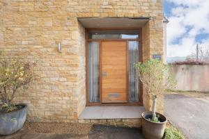 Cotswold Hillside Retreat with Stunning Views