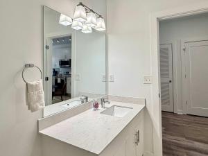 ATL Condo with King Bed Free Street Parking 525Pkwy217