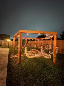 Saddle n Spurs BNB, 25 minutes to downtown, pool, fire pit, grill