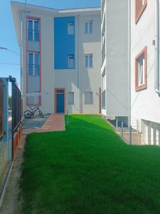 Bright and private apartment with yard