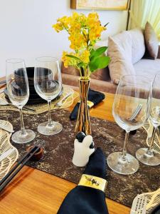 YAKA Trizen Luxury Apartments - 53rd and 51st Floor with Stunning Views