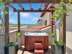 Ofurô - 5 Suítes - Piscina Aquecida - Marina - Condomínio