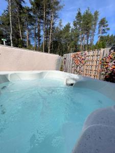 Kaoglen-Blossom-Hot tub-Cairngorms-Pet Friendly
