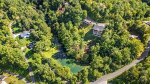 Wolfpack Retreat II- Hot Tub- Fishing Lake- Game Lounge- Home Theater