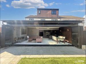 Elegant 6 bedroom Family Home, 2x corner Jacuzzi bath in LUTON