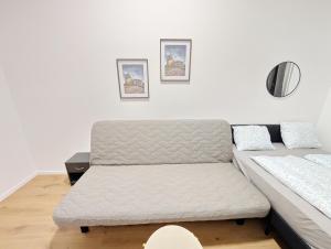 Spacious Apartment for Group Stays - 15 Min from Airport & City Center, 5 Min from Vienna Main-Bus Station EZ11