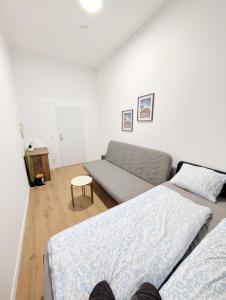 Spacious Apartment for Group Stays - 15 Min from Airport & City Center, 5 Min from Vienna Main-Bus Station EZ11