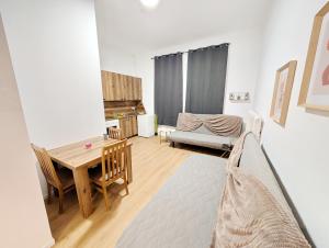 Spacious Apartment for Group Stays - 15 Min from Airport & City Center, 5 Min from Vienna Main-Bus Station EZ11