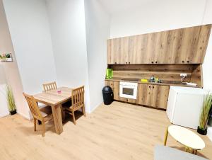 Spacious Apartment for Group Stays - 15 Min from Airport & City Center, 5 Min from Vienna Main-Bus Station EZ11