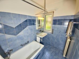 Designer Apt, 2 Balconies, 10min to Main Station