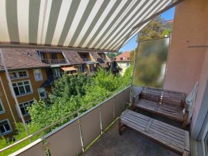 Designer Apt, 2 Balconies, 10min to Main Station