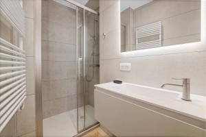 REF 2006 - Cannes Croisette - Luxurious apartment with sea view for rent