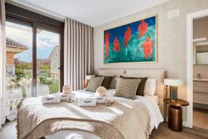 Luxury Apartment Tamana Burgundy - by Welcomely