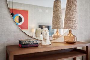 Luxury Apartment Tamana Burgundy - by Welcomely