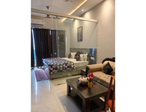 Dream Vibes Studio Apartment-Gaur City Center