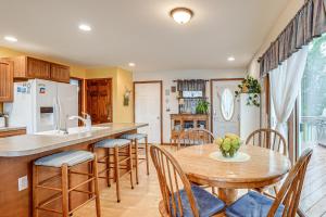 Garage Game Room, Bar Coldwater Lake House!