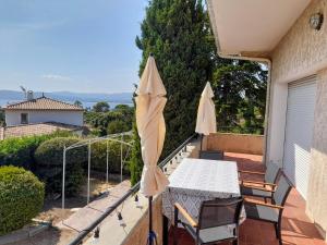 Appt 83m2 rez de jardin dans villa parc privé balcon vue mer