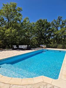 logement entier en pleine nature avec jardin terrasse tennis pétanque piscine