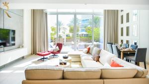 Aurora Loft Oasis - Chic Coastal Stay