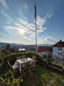 Leilighet i autentisk Bergenshus med unik utsikt og privat hage - 4hvězdičkové hotely ve městě Bergen