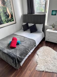 Shadwell chic stay- twin private room with shared bathroom for 4 people , 3 minutes to station, near central London