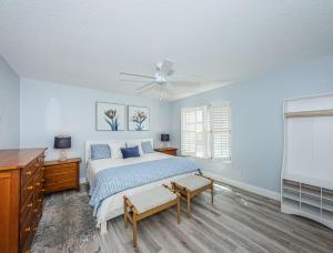 Peaceful Beachfront 30 Deck with Sweeping Views