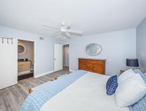 Peaceful Beachfront 30 Deck with Sweeping Views